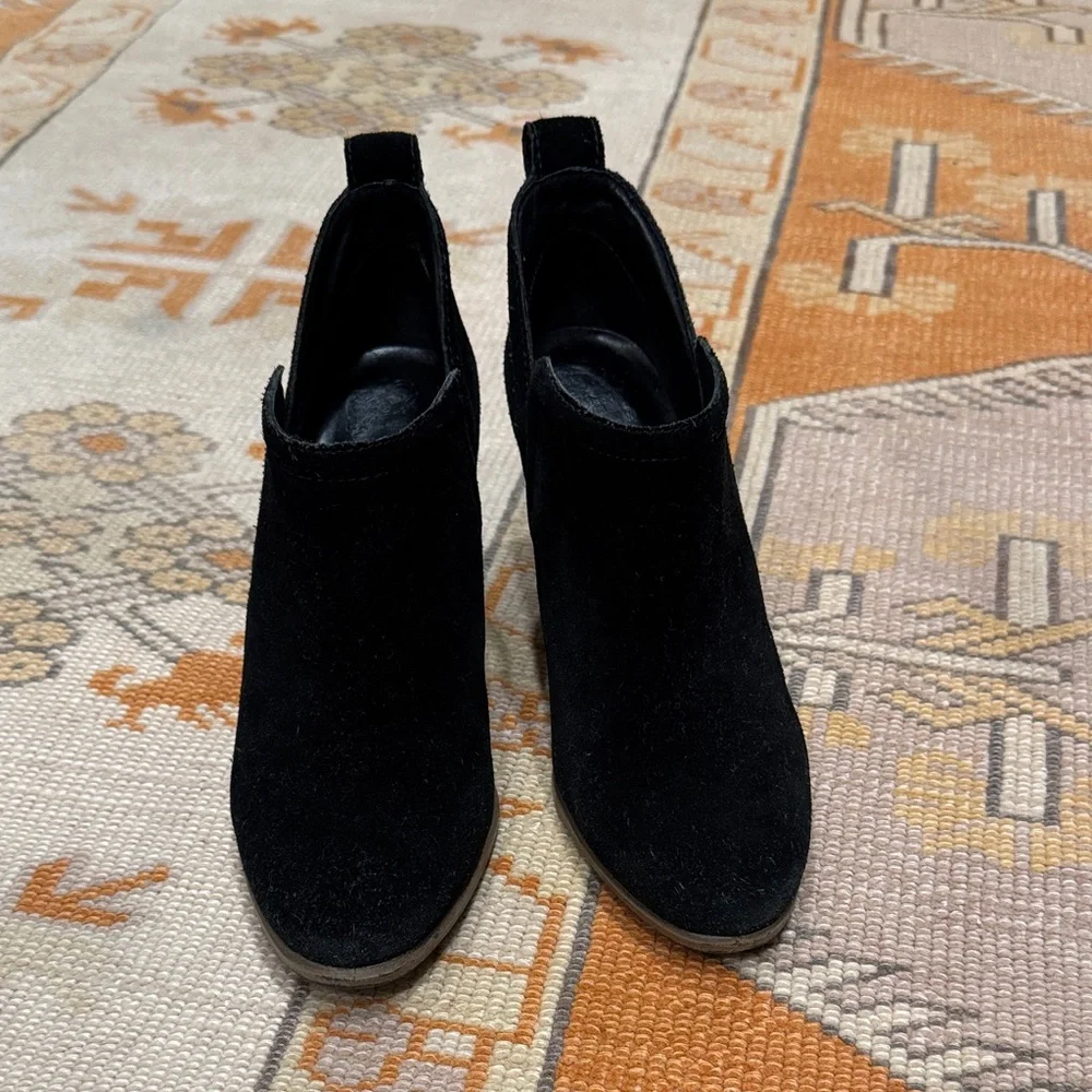 Elegant Black Vince Camuto Suede Ankle Boots - Picture 1 of 5